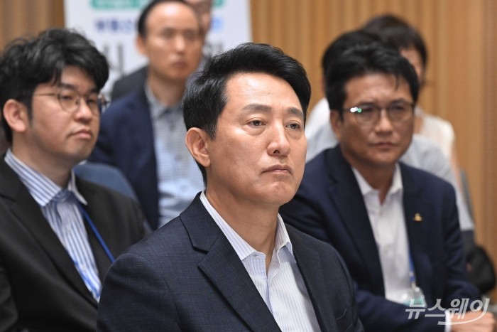 오세훈 서울시장이 6일 오전 서울 중구 서울시청에서 '주거불안, 세제로 잡을수 있나?' 주제로 열린 '부동산 정상화를 위한 시민 대톤론회'에 참석해 시민의 의견을 경청하고 있다. 사진=강민석 기자