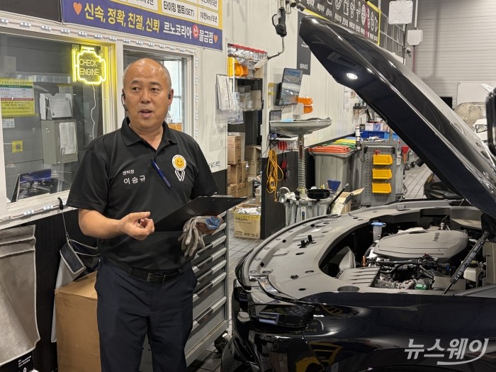 르노코리아 물금대리점 이승규 센터장이 수리 시연을 선보이고 있다. 사진=권지용 기자