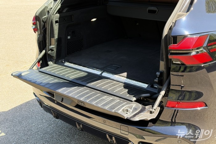 BMW X5 50e 트렁크. 사진=권지용 기자