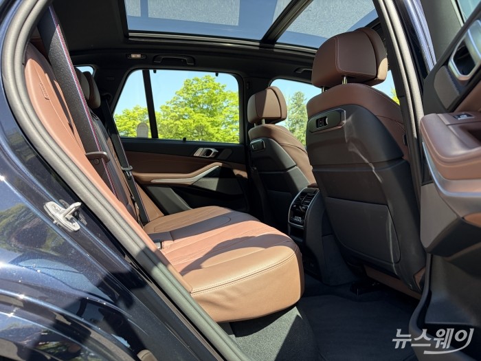 BMW X5 50e 2열. 사진=권지용 기자