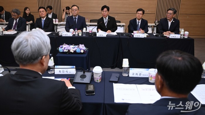 김영훈 고용노동부 장관이 7일 오후 서울 마포구 상장회사회관에서 열린 정책간담회에서 인사말을 하고 있다. 사진=강민석 기자