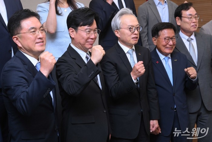(왼쪽 두 번째)김영훈 고용노동부 장관과 (오른쪽 세 번째)최진식 한국중견기업연합회장을 비롯한 참석자들이 7일 오후 서울 마포구 상장회사회관에서 열린 정책간담회에서 기념촬영을 하고 있다. 사진=강민석 기자