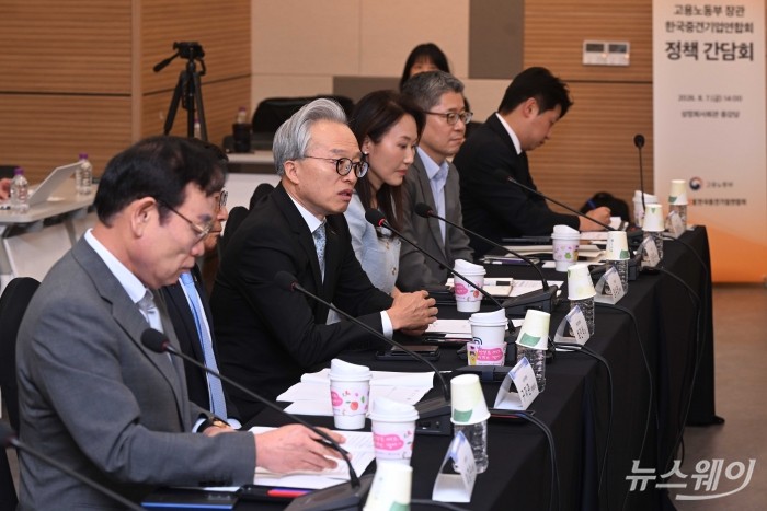 최진식 한국중견기업연합회장이 7일 오후 서울 마포구 상장회사회관에서 열린 정책간담회에서 인사말을 하고 있다. 사진=강민석 기자