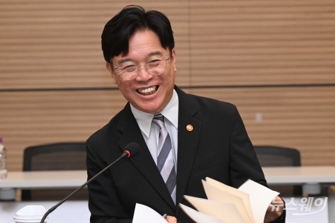 미소 머금고 인사말 밝히는 김영훈 노동장관