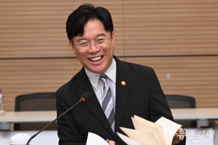 김영훈 고용노동부 장관이 7일 오후 서울 마포구 상장회사회관에서 열린 정책간담회에서 인사말을 하고 있다. 사진=강민석 기자