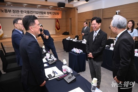 '정책간담회' 찾아 인사 나누는 김영훈·최진식·안기홍