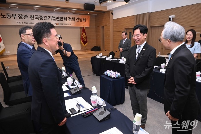 김영훈 고용노동부 장관과 최진식 한국중견기업연합회장이 7일 오후 서울 마포구 상장회사회관에서 열린 정책간담회에서 안기홍 제너시스(BBQ) 대표이사와 인사를 하고 있다. 사진=강민석 기자