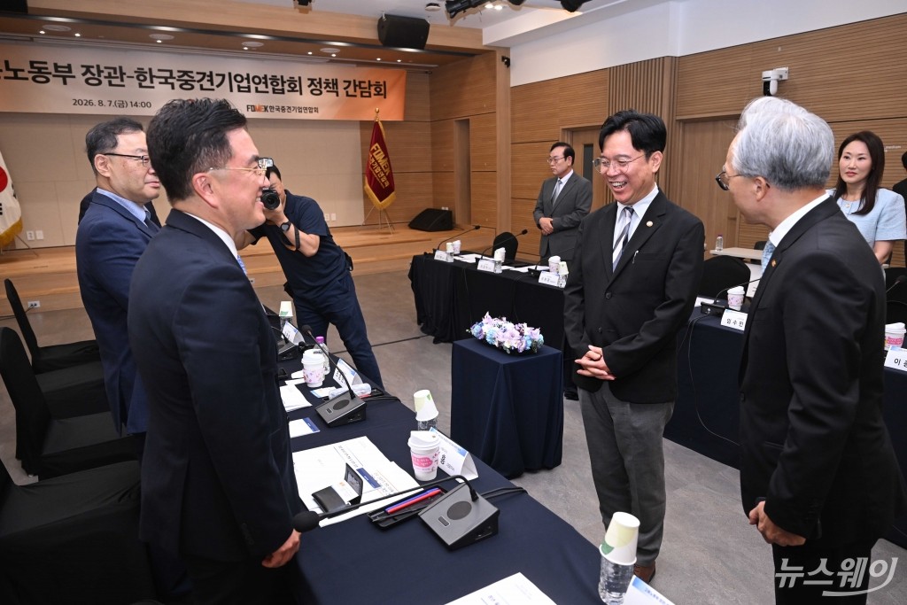 '정책간담회' 찾아 인사 나누는 김영훈·최진식·안기홍