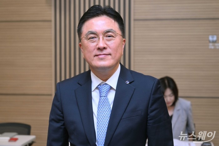 안기홍 제너시스(BBQ) 대표이사가 7일 오후 서울 마포구 상장회사회관에서 열린 고용노동부-한국중견기업연합회 정책간담회에 참석해 자리하고 있다. 사진=강민석 기자