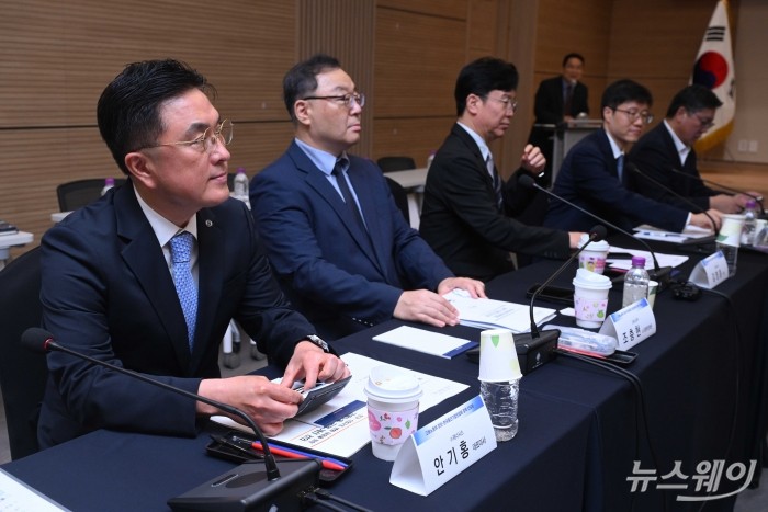 (왼쪽 첫 번째)안기홍 제너시스(BBQ) 대표이사가 7일 오후 서울 마포구 상장회사회관에서 열린 고용노동부-한국중견기업연합회 정책간담회에 참석해 자리하고 있다. 사진=강민석 기자