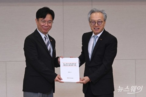 최진식 중견련 회장, 김영훈 노동장관 만나 '규제 개선' 건의