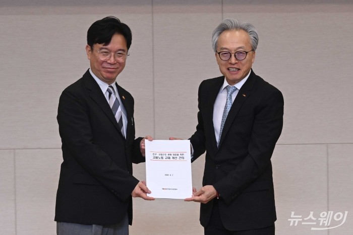 (오른쪽)최진식 한국중견기업연합회장이 7일 오후 서울 마포구 상장회사회관에서 열린 정책간담회에서 김영훈 고용노동부 장관에게 '인구·산업 구조 변화 대응 위한 고용·노동 규제 개선 건의'를 전달한 뒤 기념촬영을 하고 있다. 사진=강민석 기자
