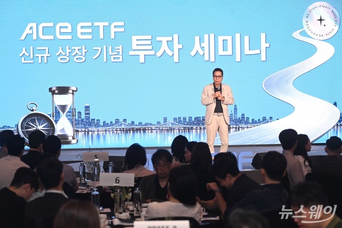 배재규 한국투자신탁운용 사장이 10일 오전 서울 여의도 콘래드에서 열린 ACE ETF 신규 상장 세미나에서 참석자들의 질문에 답변을 하고 있다. 사진=강민석 기자