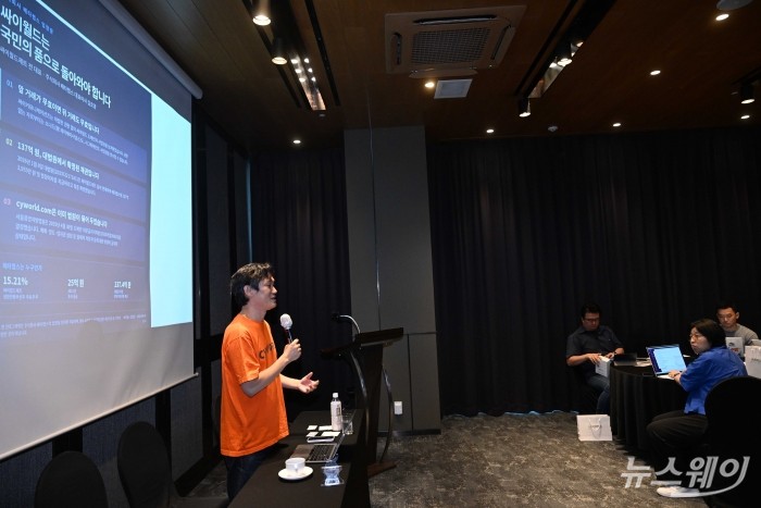 김호광 싸이월드제트 전 대표(베타랩스 대표)가 10일 오후 서울 중구 코트야드 메리어트 남대문 호텔에서 열린 '시그마체인의 싸이월드 인수와 3.0 서비스 추진 반대' 기자간담회에서 발언을 하고 있다. 사진=강민석 기자