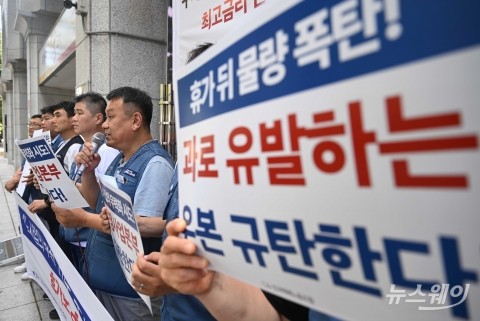 발언하는 이승원 택배노조 우체국본부장