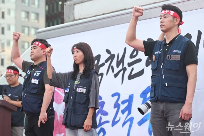 (왼쪽부터)류장희 IBK기업은행 노조위원장, 정은주 한국수출입은행지부 위원장, 김현준 한국산업은행지부 위원장이 11일 오후 서울 여의도 한국산업은행 본점 인근에서 열린 국책은행 지방 이전 저지 총력 투쟁 결의대회에서 구호를 외치고 있다. 사진=강민석 기자