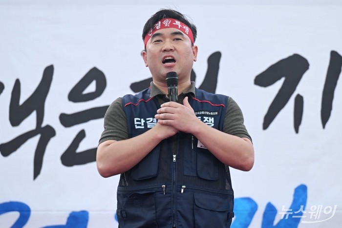 류장희 IBK기업은행 노조위원장이 11일 오후 서울 여의도 한국산업은행 본점 인근에서 열린 국책은행 지방 이전 저지 총력 투쟁 결의대회에서 대회사하고 있다. 사진=강민석 기자