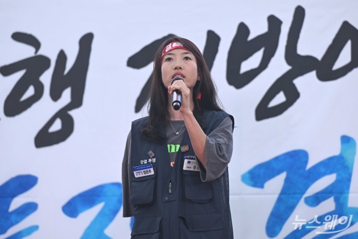 정은주 한국수출입은행지부 위원장이 11일 오후 서울 여의도 한국산업은행 본점 인근에서 열린 국책은행 지방 이전 저지 총력 투쟁 결의대회에서 대회사하고 있다. 사진=강민석 기자