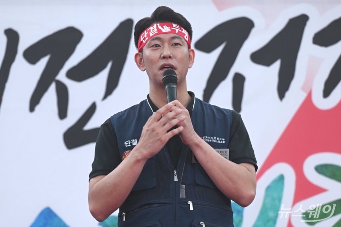 김현준 한국산업은행지부 위원장이 11일 오후 서울 여의도 한국산업은행 본점 인근에서 열린 국책은행 지방 이전 저지 총력 투쟁 결의대회에서 대회사하고 있다. 사진=강민석 기자