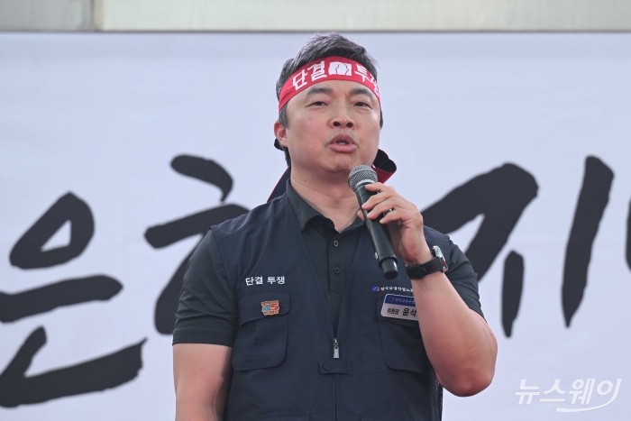 윤석구 전국금융산업노동조합 위원장이 11일 오후 서울 여의도 한국산업은행 본점 인근에서 열린 국책은행 지방 이전 저지 총력 투쟁 결의대회에서 투쟁사를 하고 있다. 사진=강민석 기자