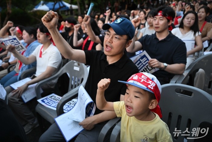 전국금융산업노동조합 산하 한국산업은행지부-기업은행지부-한국수출입은행지부가 11일 오후 서울 여의도 한국산업은행 본점 인근에서 열린 국책은행 지방 이전 저지 총력 투쟁 결의대회에서 구호를 외치고 있다. 사진=강민석 기자