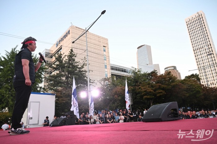 윤석구 전국금융산업노동조합 위원장이 11일 오후 서울 여의도 한국산업은행 본점 인근에서 열린 국책은행 지방 이전 저지 총력 투쟁 결의대회에서 투쟁사를 하고 있다. 사진=강민석 기자