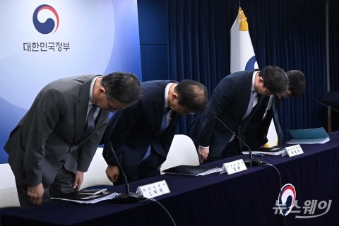 '주택 신속공급 방안 합동' 찾아 허리 숙인 김윤덕·이억원·임기근·이형일