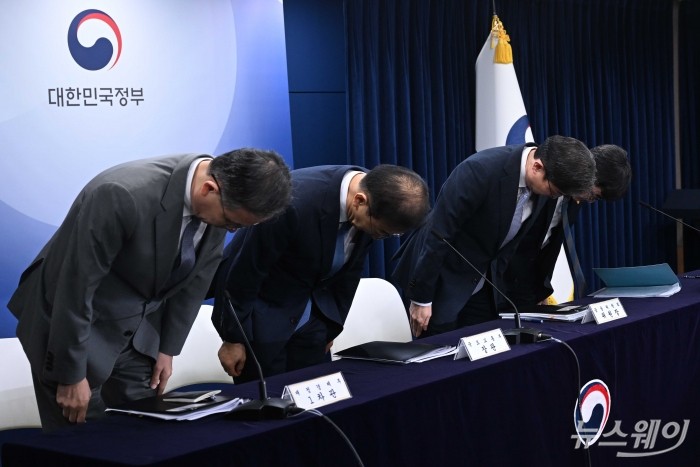 '주택 신속공급 방안 합동' 찾아 허리 숙인 김윤덕·이억원·임기근·이형일