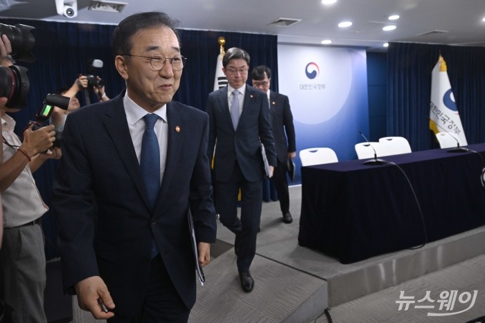 (왼쪽 첫 번째)김윤덕 국토교통부 장관이 13일 오전 서울 종로구 정부서울청사에서 열린 주택 신속공급 방안 합동 브리핑을 마친 뒤 미소를 머금고 발표장을 나서고 있다. 사진=강민석 기자