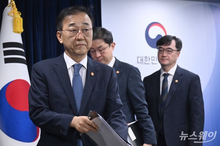 (왼쪽)김윤덕 국토교통부 장관과 이억원 금융위원장, 임기근 국무조정실장이 13일 오전 서울 종로구 정부서울청사에서 열린 주택 신속공급 방안 합동 브리핑을 마친 뒤 발표장을 나서고 있다. 사진=강민석 기자