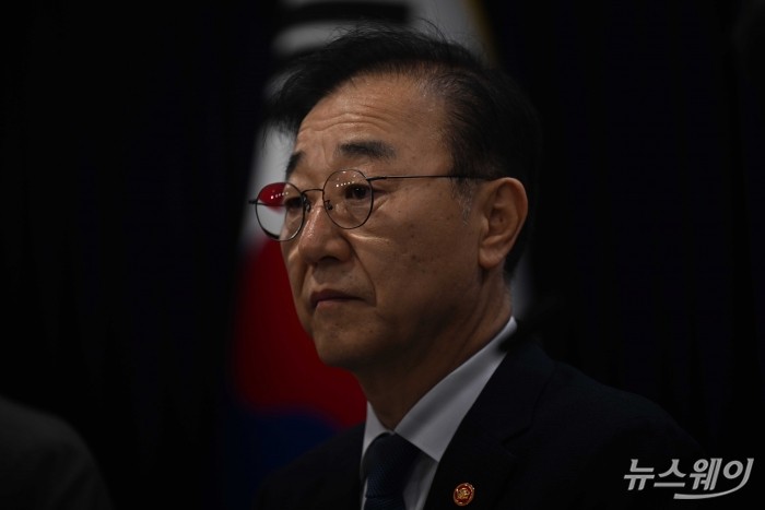 김윤덕 국토교통부 장관이 13일 오전 서울 종로구 정부서울청사에서 열린 주택 신속공급 방안 합동 브리핑에 참석해 어두운 표정을 짓고 있다. 사진=강민석 기자