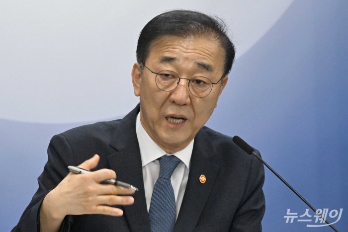 김윤덕 국토교통부 장관이 13일 오전 서울 종로구 정부서울청사에서 열린 주택 신속공급 방안 합동 브리핑에서 취재진의 질문에 답변하고 있다. 사진=강민석 기자