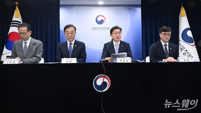 (오른쪽 두 번째)이억원 금융위원장이 13일 오전 서울 종로구 정부서울청사에서 열린 주택 신속공급 방안 합동 브리핑에서 발표하고 있다. 사진=강민석 기자