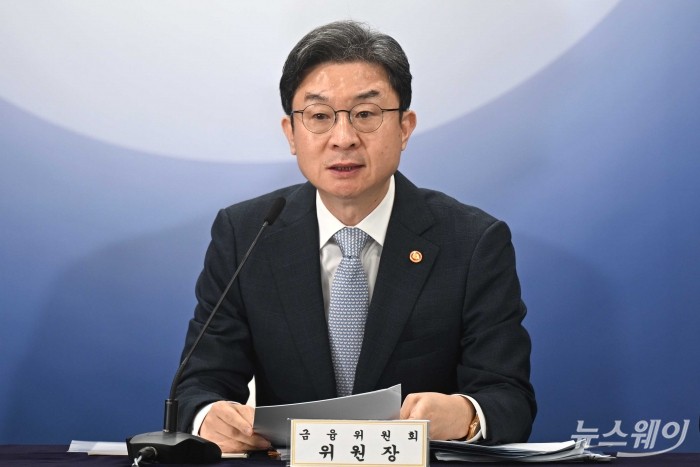 이억원 금융위원장이 13일 오전 서울 종로구 정부서울청사에서 열린 주택 신속공급 방안 합동 브리핑에서 발표하고 있다. 사진=강민석 기자