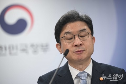 눈 감은 이억원 금융위원장···韓 '주택 신속공급' 미래는?