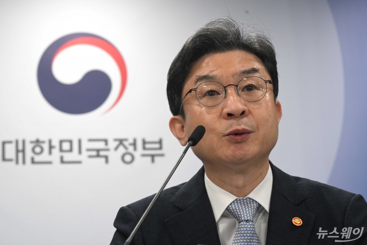이억원 금융위원장, AI 해킹 대비 금융권 공동 대응 촉구