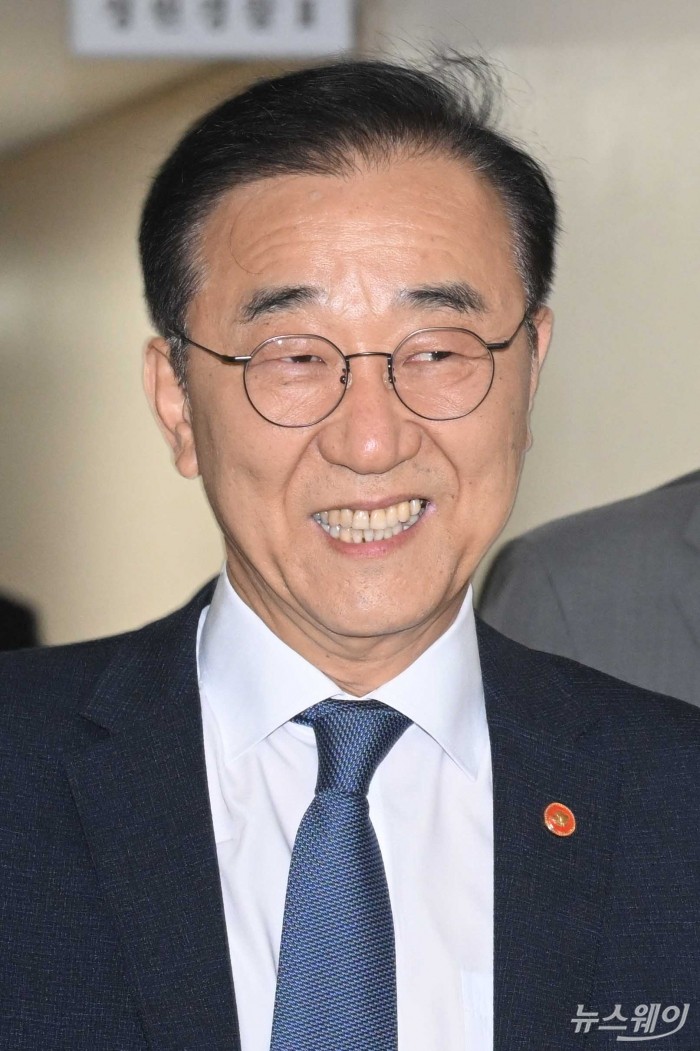 김윤덕 국토교통부 장관이 13일 오전 서울 종로구 정부서울청사에서 열린 주택 신속공급 방안 합동 브리핑에 참석하기 위해 미소를 머금고 발표장으로 향하고 있다. 사진=강민석 기자