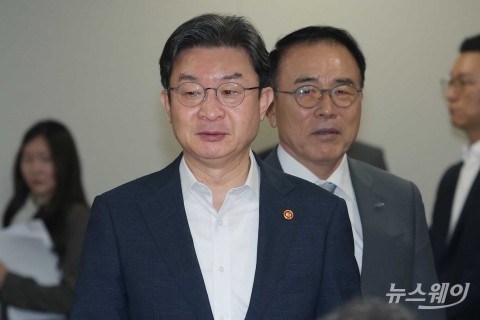 '확대 가계부채 점검회의' 들어서는 이억원·조용병