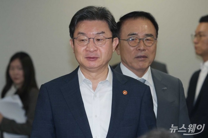 (왼쪽)이억원 금융위원장과 조용병 전국은행연합회장이 14일 오전 서울 중구 은행회관에서 열린 확대 가계부채 점검회의에 참석하기 위해 회의장으로 들어서고 있다. 사진=강민석 기자