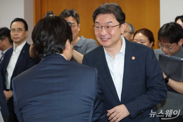 이억원 금융위원장이 14일 오전 서울 중구 은행회관에서 열린 확대 가계부채 점검회의에서 참석자와 인사하고 있다. 사진=강민석 기자