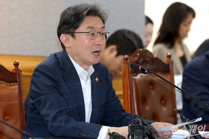 이억원 금융위원장이 14일 오전 서울 중구 은행회관에서 열린 확대 가계부채 점검회의에서 모두발언하고 있다. 사진=강민석 기자