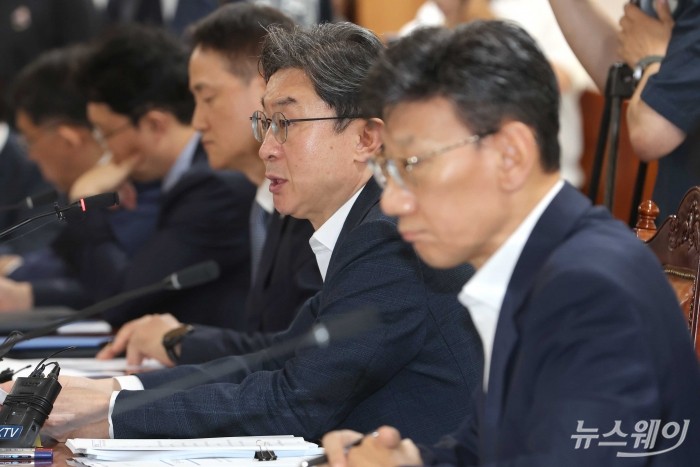이억원 금융위원장이 14일 오전 서울 중구 은행회관에서 열린 확대 가계부채 점검회의에서 모두발언하고 있다. 사진=강민석 기자