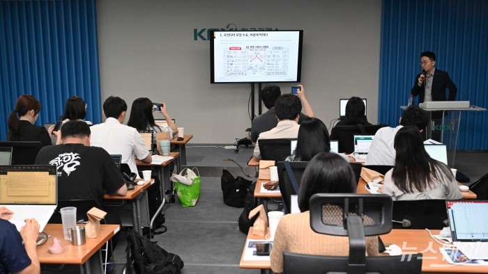 이은택 KB증권 리서치본부 전략총괄 이사가 18일 오전 서울 여의도 한국거래소에서 열린 증권사 애널리스트 간담회에서 '자산시장 전망' 주제로 강연하고 있다. 사진=강민석 기자
