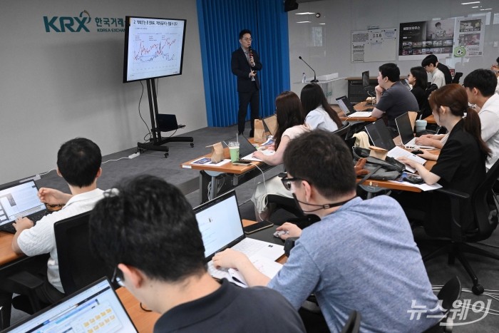 이은택 KB증권 리서치본부 전략총괄 이사가 18일 오전 서울 여의도 한국거래소에서 열린 증권사 애널리스트 간담회에서 '자산시장 전망' 주제로 강연하고 있다. 사진=강민석 기자