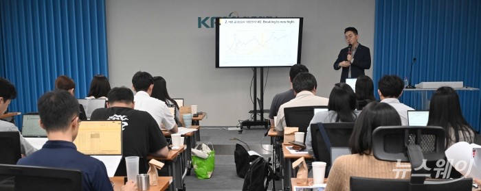 이은택 KB증권 리서치본부 전략총괄 이사가 18일 오전 서울 여의도 한국거래소에서 열린 증권사 애널리스트 간담회에서 '자산시장 전망'을 주제로 강연하고 있다. 사진=강민석 기자