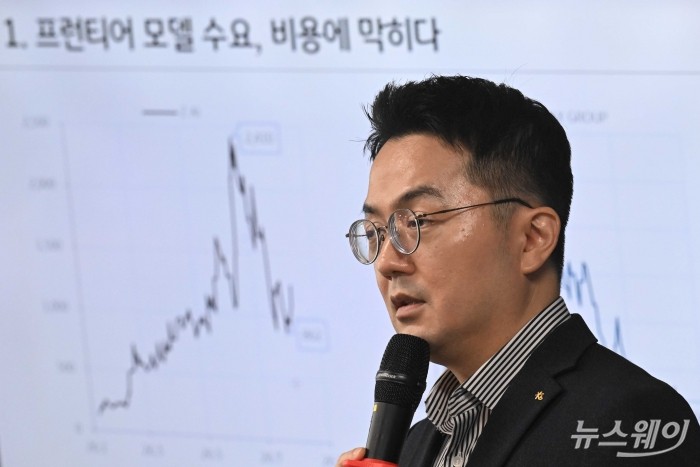이은택 KB증권 리서치본부 전략총괄 이사가 18일 오전 서울 여의도 한국거래소에서 열린 증권사 애널리스트 간담회에서 '자산시장 전망' 주제로 강연하고 있다. 사진=강민석 기자