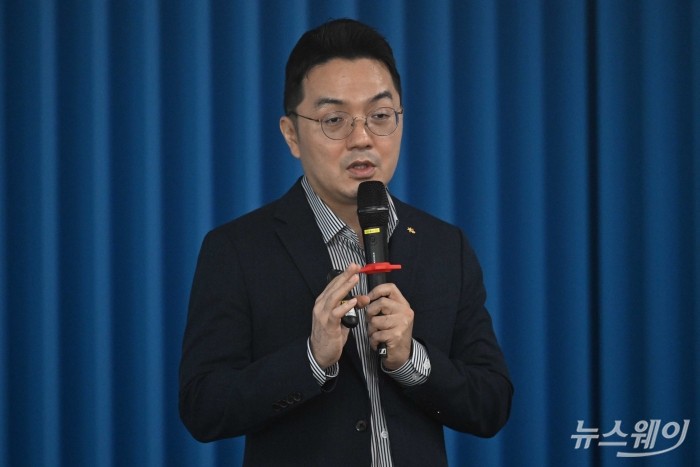 '애널리스트 간담회' 찾아 열띤 강연 나선 이은택 KB증권 이사