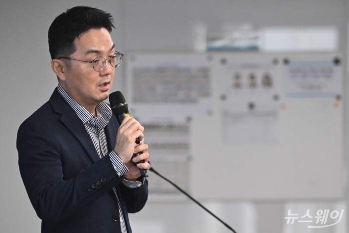 이은택 KB증권 리서치본부 전략총괄 이사가 18일 오전 서울 여의도 한국거래소에서 열린 증권사 애널리스트 간담회에서 '자산시장 전망' 주제로 강연하고 있다. 사진=강민석 기자