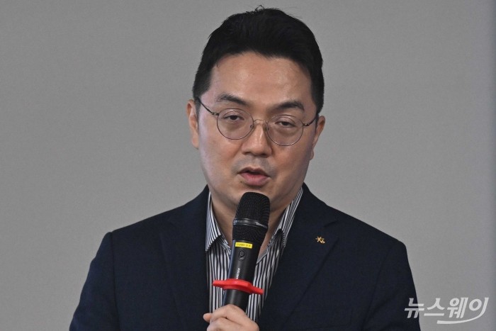 이은택 KB증권 리서치본부 전략총괄 이사가 18일 오전 서울 여의도 한국거래소에서 열린 증권사 애널리스트 간담회에서 '자산시장 전망' 주제로 강연하고 있다. 사진=강민석 기자