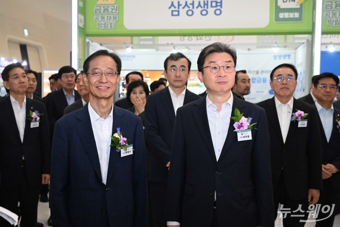 (오른쪽)이억원 금융위원장과 유동수 국회 정무위원회 위원장을 비롯한 참석자들이 19일 오전 서울 중구 동대문디자인플라자 DDP에서 열린 금융권 공동채용 박람회에 마련된 부스를 살펴보고 있다. 사진=강민석 기자
